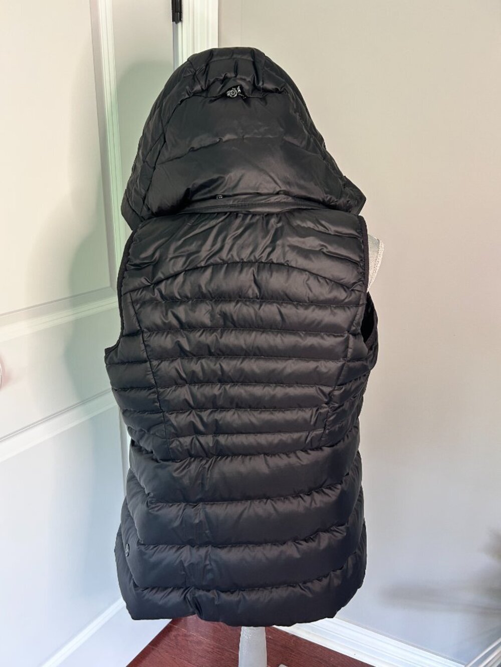 Women's Black Lululemon "Down for it all" Vest w removeable hood Size 8 EUC - Picture 2 of 3